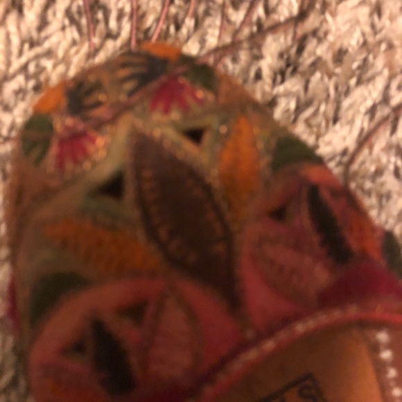 Hand painted Indian shoes - Picture 3 of 3